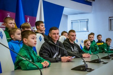 Кабаєв та Бражко провели екскурсію для юних футболістів із гостомельського «Фенікса»