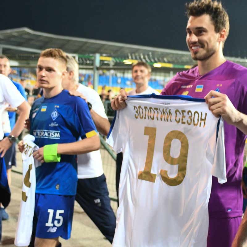 Dynamo players and coaches thank two supporters for golden season