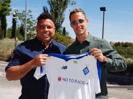 Fran SOL gifts Ronaldo Dynamo shirt