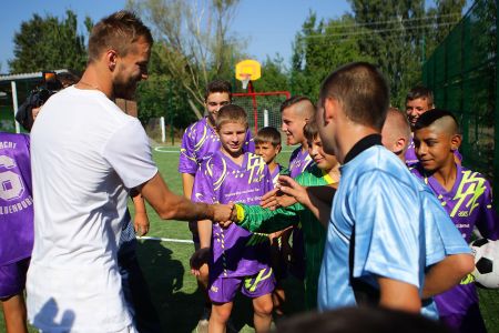 Андрій ЯРМОЛЕНКО подарував дитячому будинку футбольний майданчик