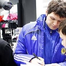 Автографи динамівців та призи adidas