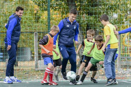 «Динамо» стає ближче: кияни відвідали дитячий будинок на Троєщині