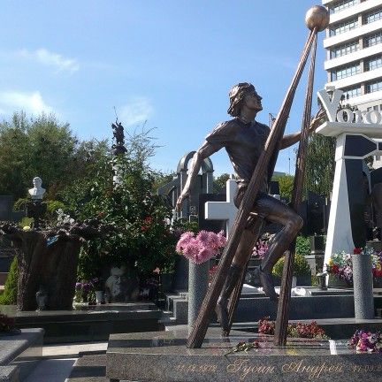 Monument to Andriy Husin installed at Baikove cemetery