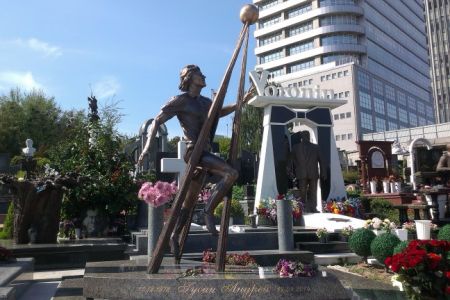 Monument to Andriy Husin installed at Baikove cemetery