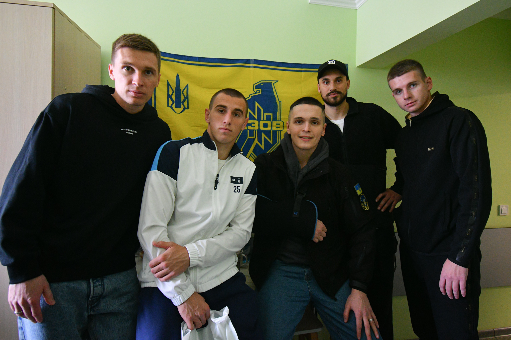 Dynamo players visit wounded Heroes of Ukraine - FC Dynamo Kyiv official website