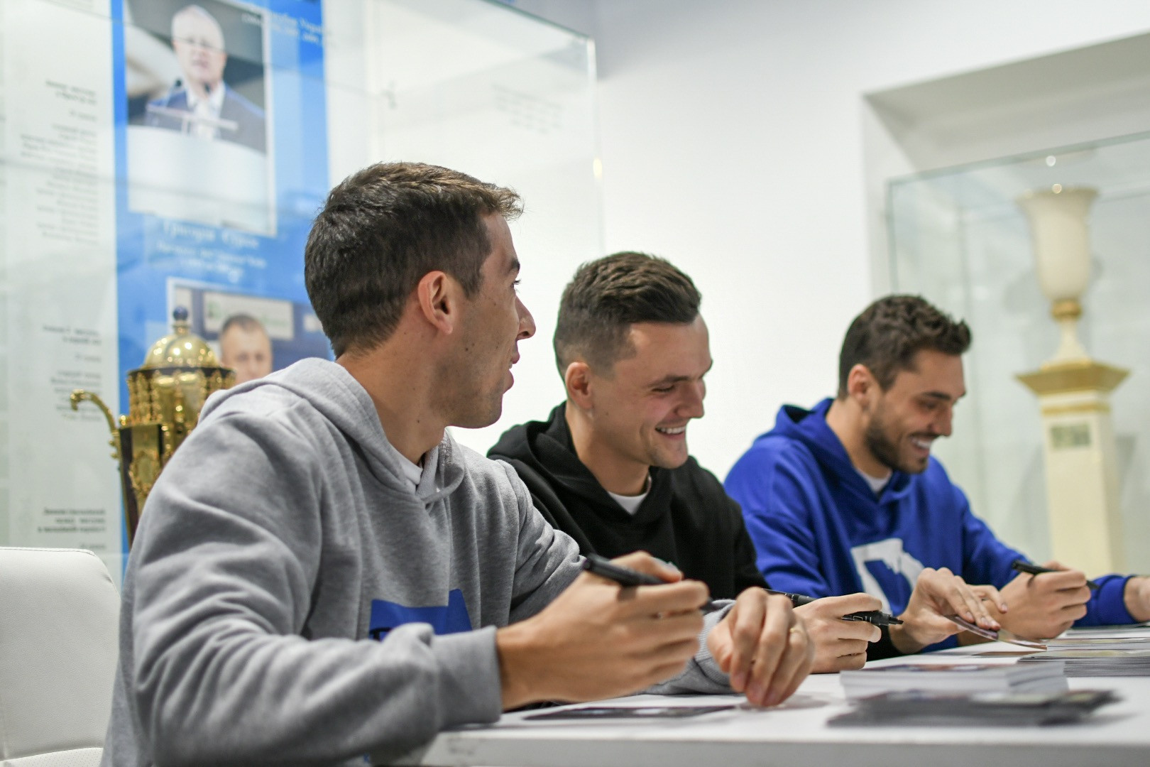 БУЩАН, АНДРІЄВСЬКИЙ і ДЕ ПЕНА провели автограф-сесію у фан-шопі «Динамо»