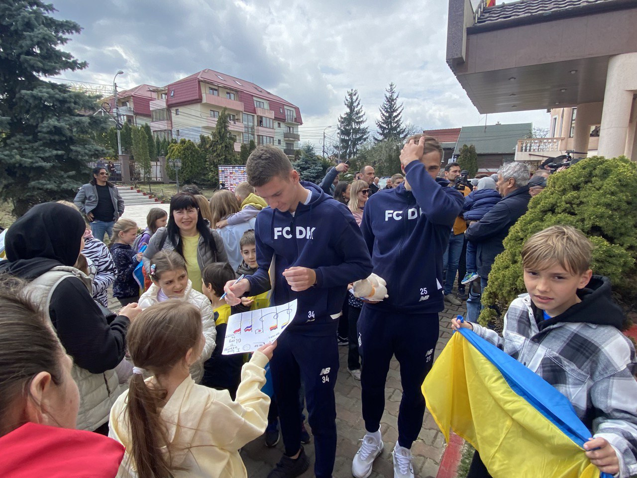 Динамовцы посетили центр для беженцев в Клуж-Напоке (ФОТО)